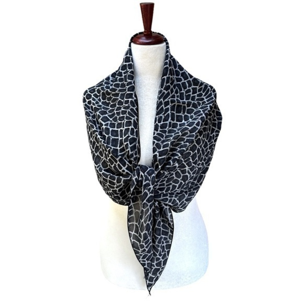 Giraffe Print Triangle Large Scarf Shawl Wrap Black White Gray 36” X 27”